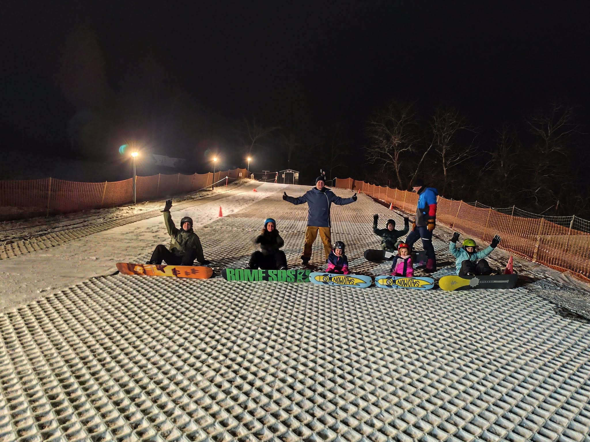 Csoportos snowboard oktatás műanyag pályán